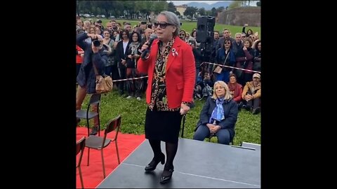 Servizio andato in onda nelle tv russe. Ornella Mariani in fondo. Minuto 23.