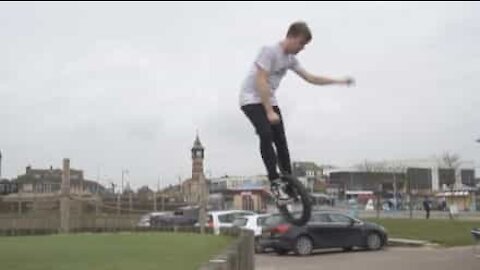 Ce jeune homme serait-il né sur un monocycle?