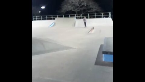 Skate - nollie hardflip