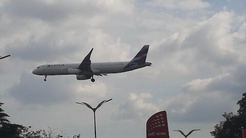 Airbus A321 PT-MXQ na aproximação final antes de pousar em Manaus vindo de Guarulhos