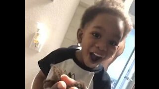 Menino tem reação cômica ao seu primeiro corte de cabelo