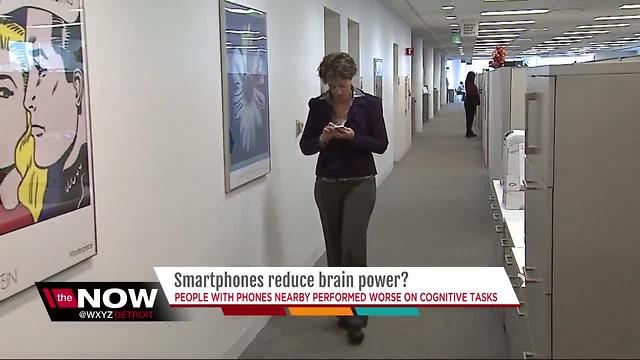 People with smartphones nearby perform worse on cognitive tests