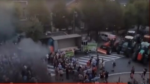 Belgian farmers rise up and take over the City hall