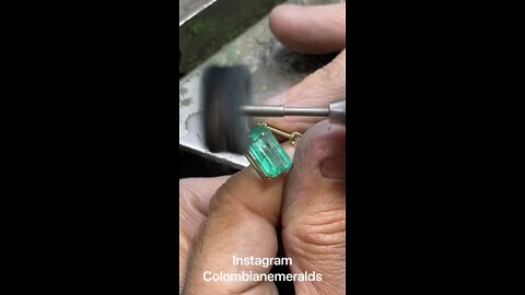 Classic Solitaire Colombian emerald prong and bezel stationary necklaces hand made