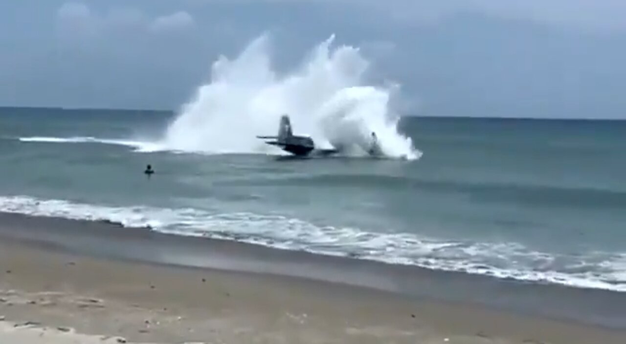 Insane: Airplane Makes Emergency Landing In The Ocean