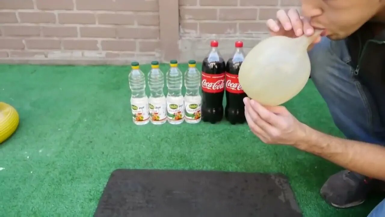 Experiment Giant Coca Cola Balloon VS Mentos-8