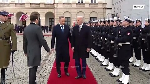 我們敬愛的拜主席在波蘭檢閱儀仗隊