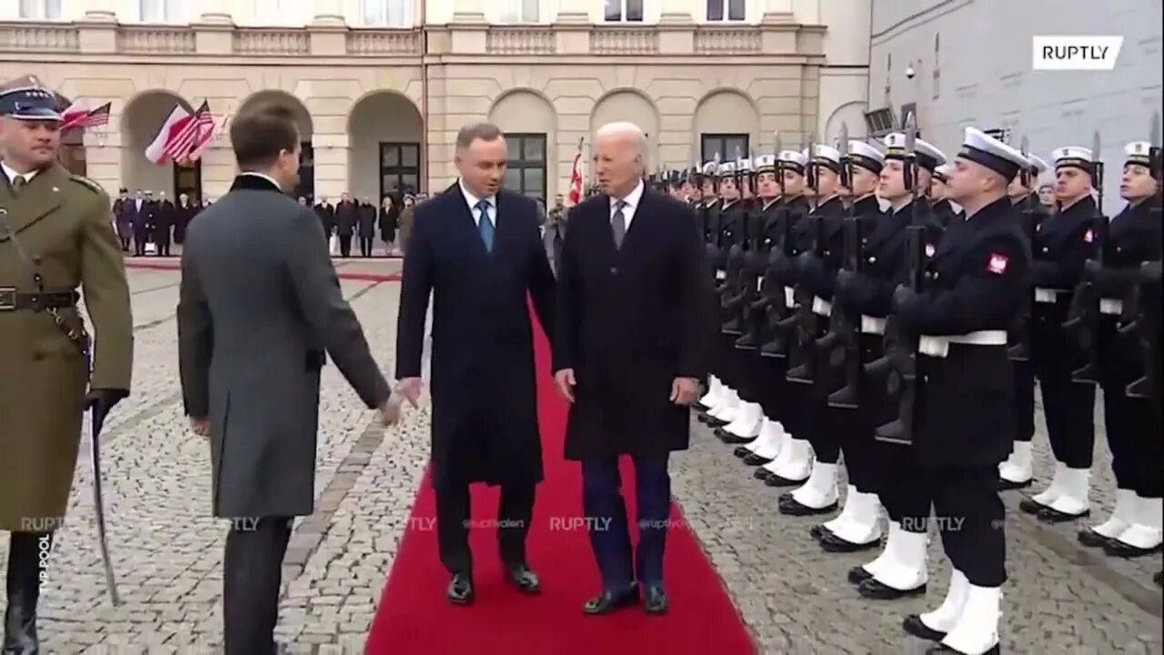 我們敬愛的拜主席在波蘭檢閱儀仗隊