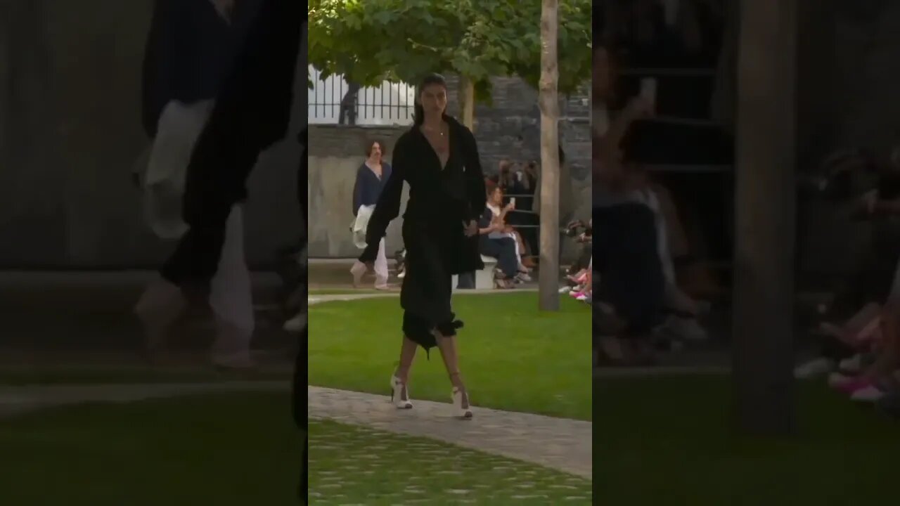 Rossanalatallada in Rolandmouret Spring/Summer 2020 FashionShow catwalk