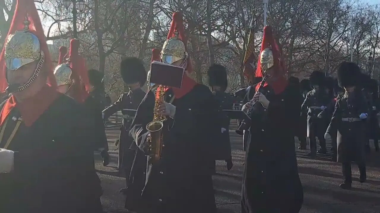 The household cavalry musical band changing of the guards #buckinghampalace