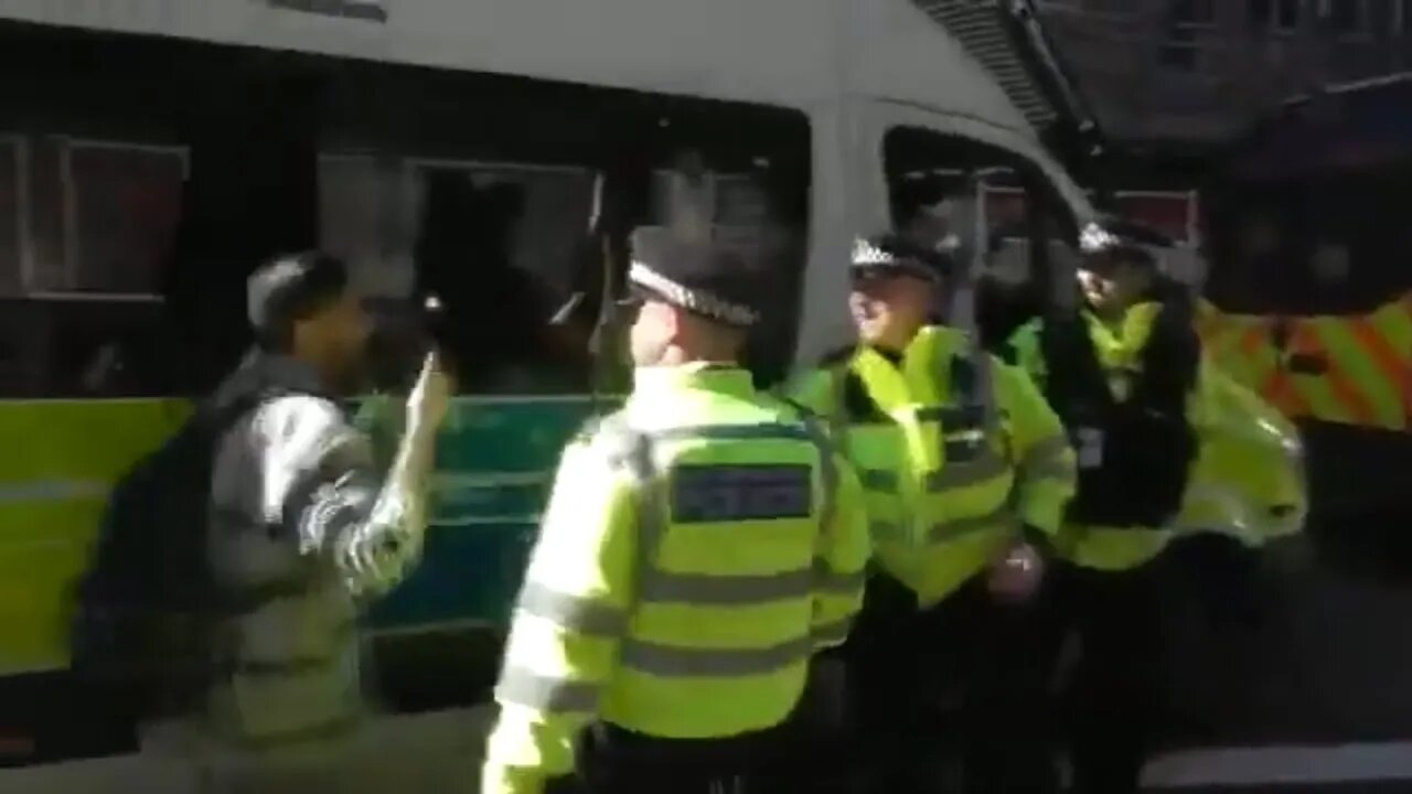 Don't touch me police push a man trying to stop police van #metpolice