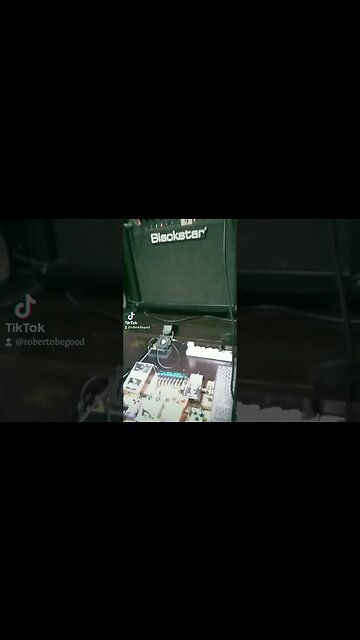 Mini Fonte M-Vave, alimentando 8 PEDAIS com um simples carregador para celular tipo C.