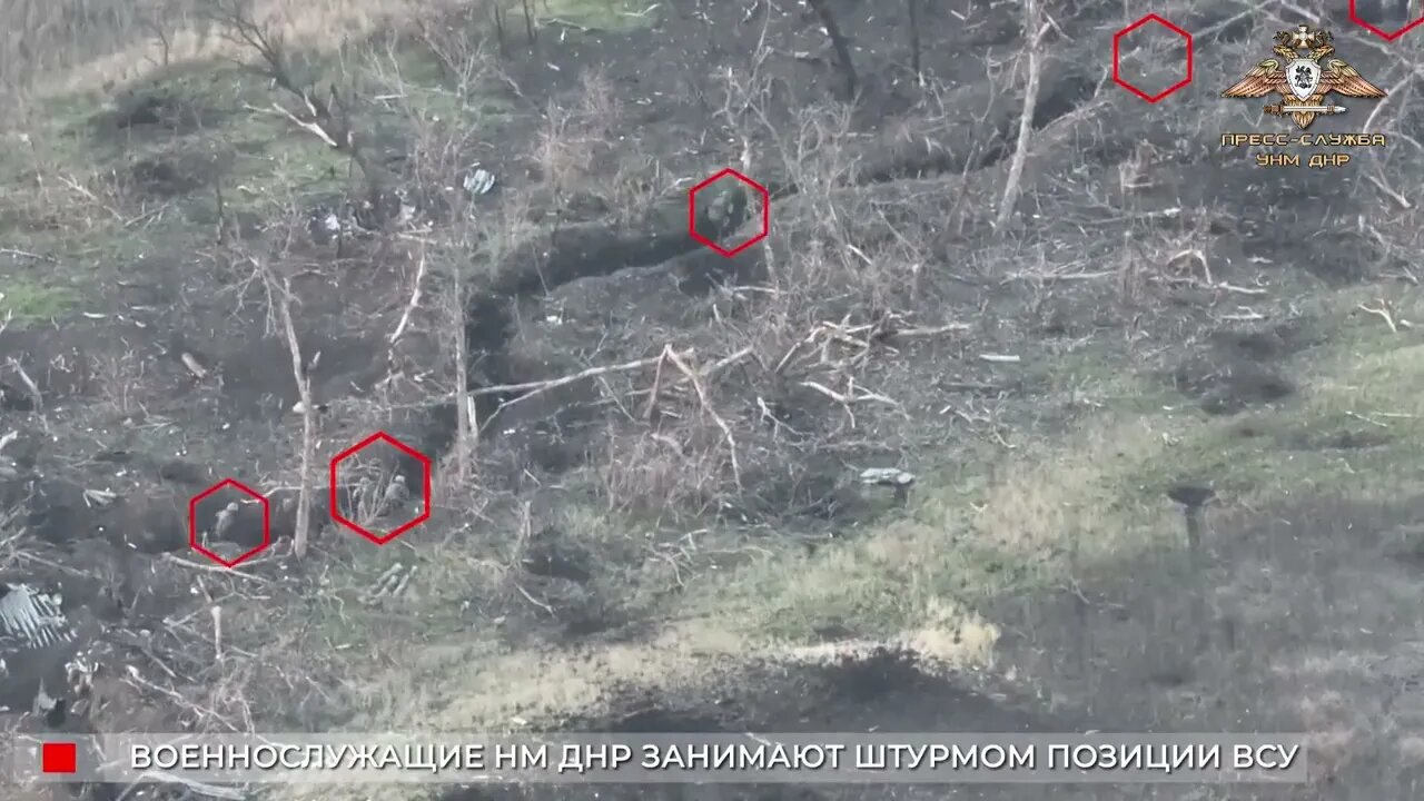 Soldiers of the 100th brigade of the DPR storm the positions of the Ukrainian troops near Nevelskoye