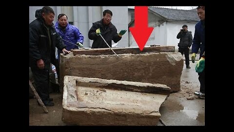 Road Workers Find Eerie Coffin With 700 Year Old thing Inside