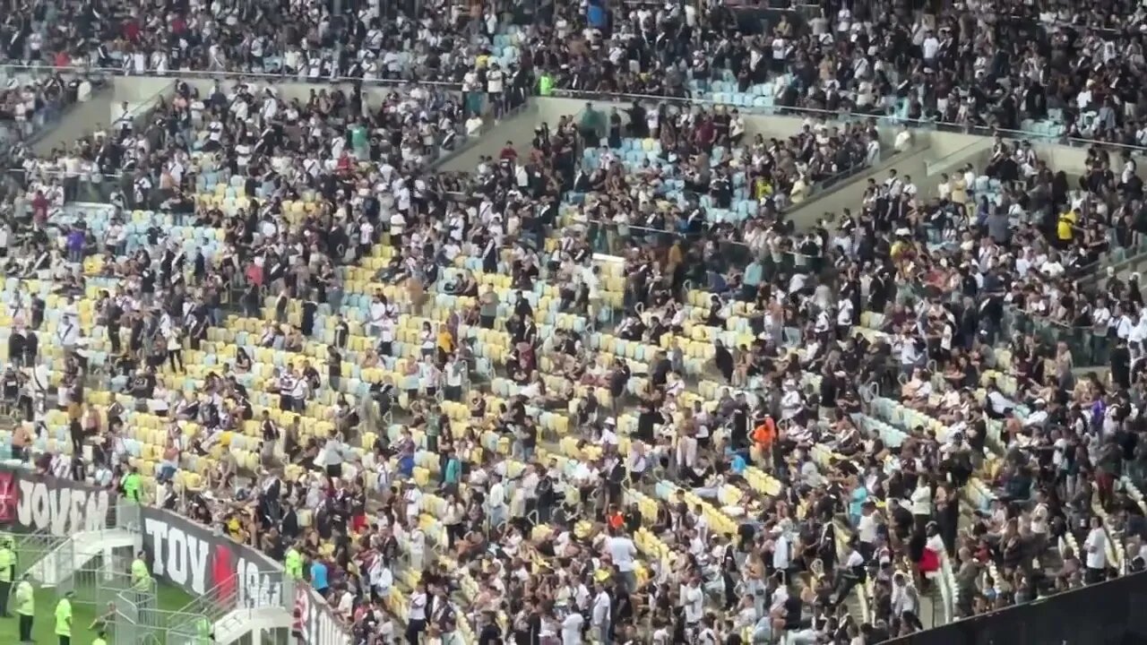 Vascaínos deixando o Maracanã antes do término do 1º tempo do clássico