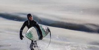 Surffarit yrittävät ratsastaa jäisillä aalloilla Massachusettsissa
