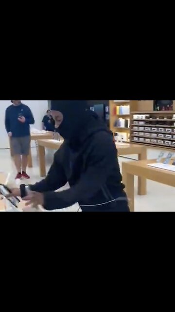 In California, you can rob iPhones and walk out of the store with a cop car parked in front 🤷🏻‍♀️