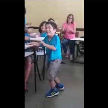 A child with paralysis gets to walk for the first time among the applause of his incredible friends