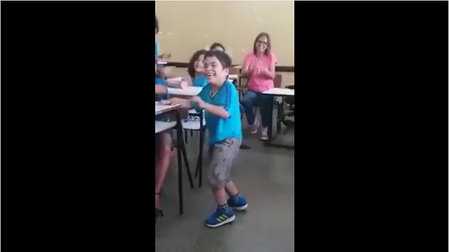 A child with paralysis gets to walk for the first time among the applause of his incredible friends