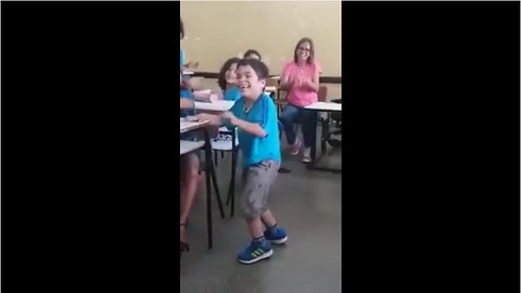 A child with paralysis gets to walk for the first time among the applause of his incredible friends