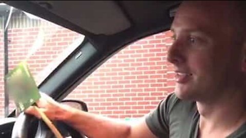 Far oppfinner en egen drive-thru betalingshack