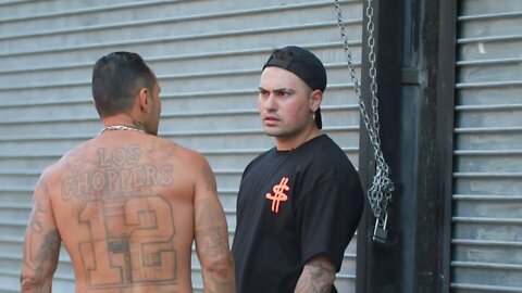 throwing-fake-gang-signs-in-the-hood-gone-wrong