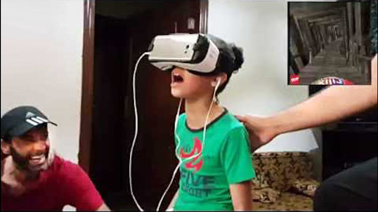 Funniest Reaction Ever - أجمل ردة فعل في العالم لطفلة تشاهد العالم الافتراضي لأول مرة