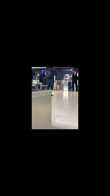 man punches airport worker into baggage check in . lmao