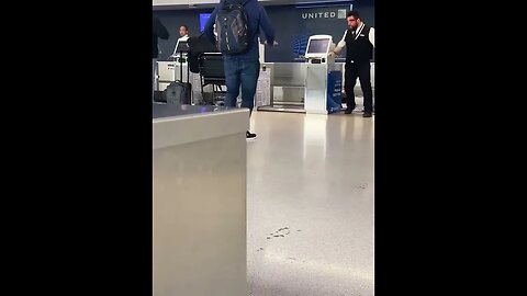 man punches airport worker into baggage check in . lmao