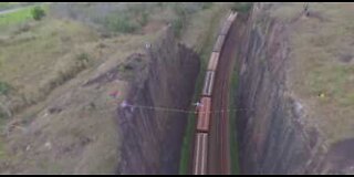 Atleta de Slackline atravessa linha ferroviária no Brasil