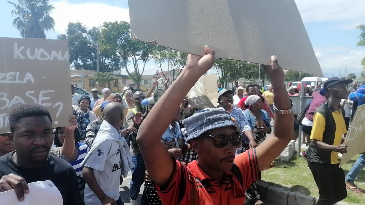 SOUTH AFRICA - Cape Town - March against lack of refuse collection in Guguletu (Video) (MYA)