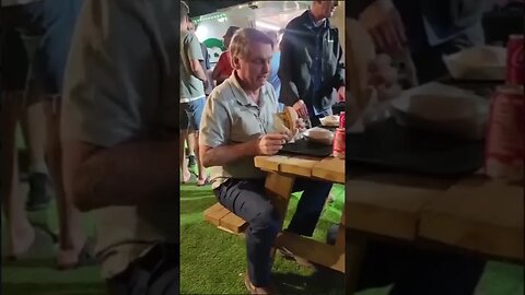 comendo aquele dogão com salsicha dupla - olha a preocupação do Bolsonaro sobre sua vida no Brasil