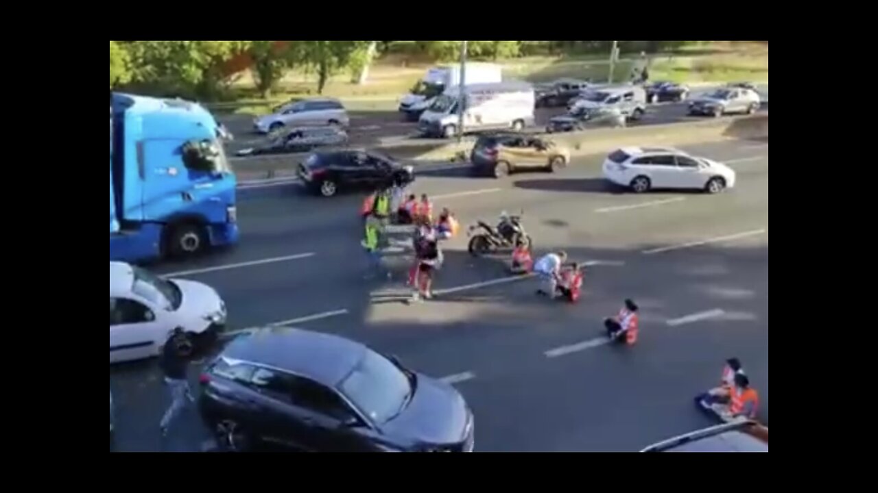 CLIMATE ACTIVIST🚦🚯🚕🚷🏍️BLOCKS BUSY TRAFFIC ROAD IN PORTUGAL🛗🚧🚗🛻🏎️