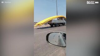 Camião transporta mercadoria de forma perigosa