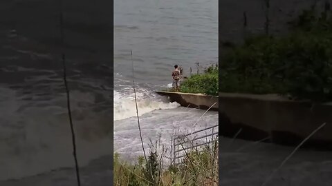 Carp fishing 🎣 a very powerful spillway