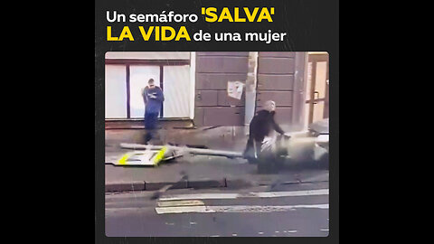Mujer se salva de milagro de ser atropellada gracias a un semáforo