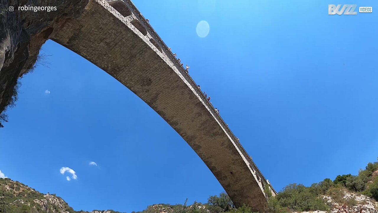 Jovem faz mergulho impressionante de uma ponte