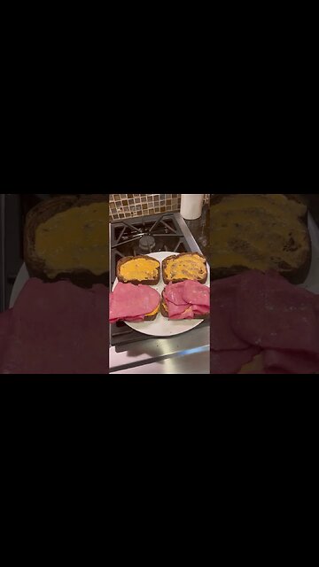 This is how I make a homemade Reuben sandwich. #FoodShorts.