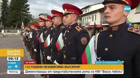 Военен оркестър свири АC DC, рота играе хоро