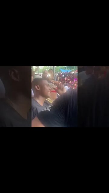 Mc Poze embrazando na Cidade de Deus