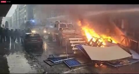 Police clash with protestors in Brussels, Belgium (Nov.22)