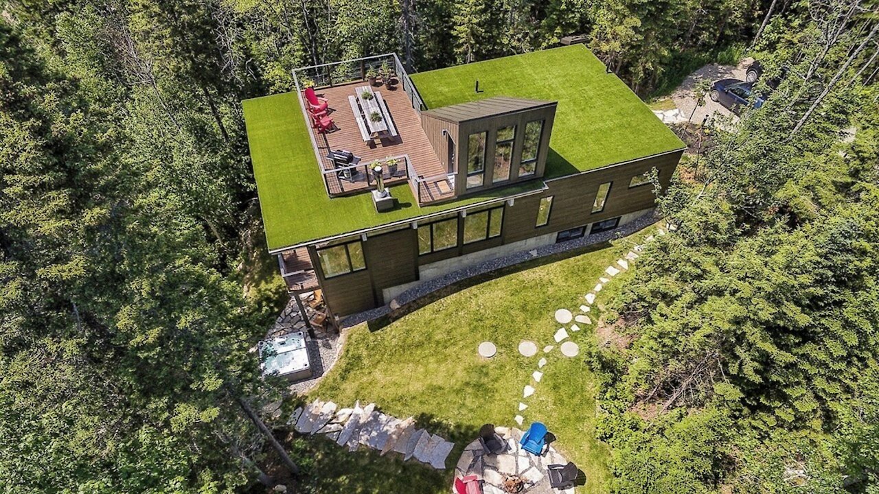 Cette maison luxueuse dans Charlevoix a sa propre terrasse sur le toit avec une vue WOW