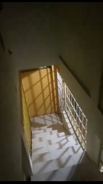 Aliada de María Corina filma a invasão de sua casa por agentes de Maduro; oposição denuncia sequestro da mulher