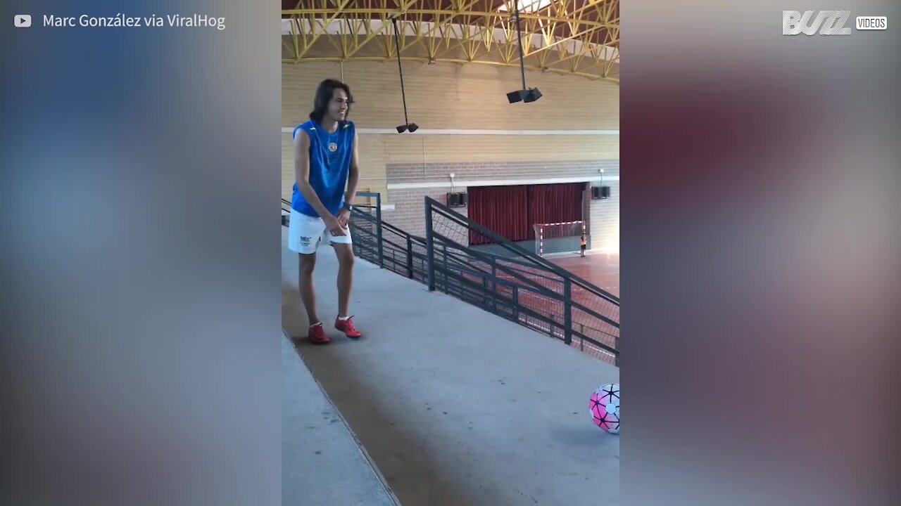 Jovem marca cesta com chute inacreditável!