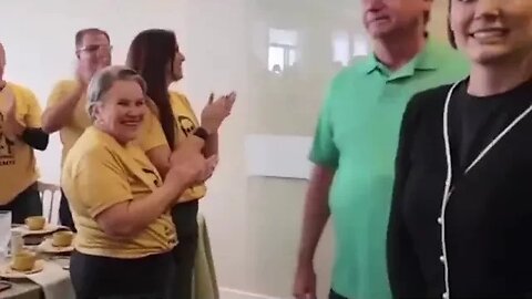 Bolsonaro e Michelle surpreendidos por vizinhança