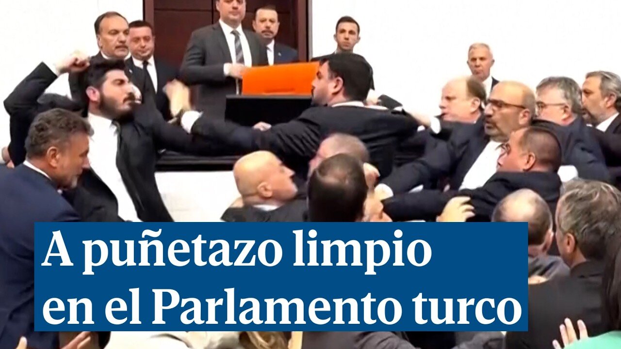 Sangre en el suelo en el Parlamento turco tras una multitudinaria pelea