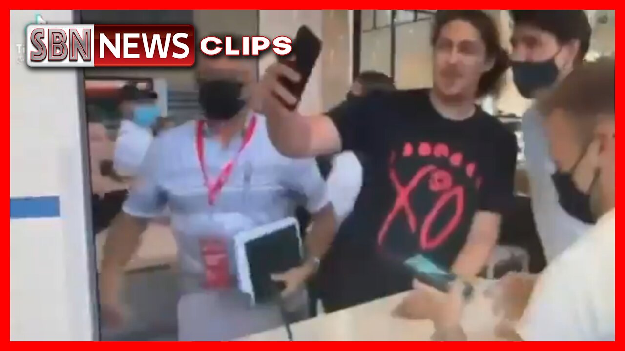 A Man Does a Selfie With Justin Trudeau and Calls Him a “Commie f*ck" - 3280