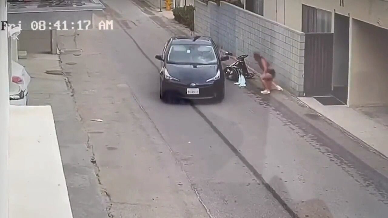 Man sacrifices his car to stop a hit and run