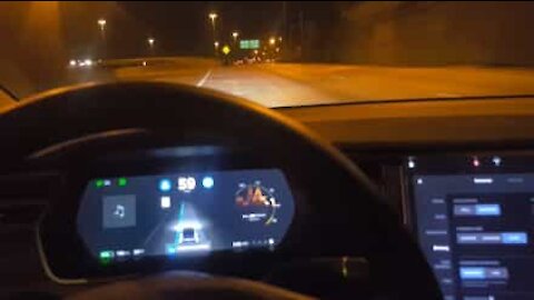 Tesla col pilota automatico quasi si schianta in autostrada
