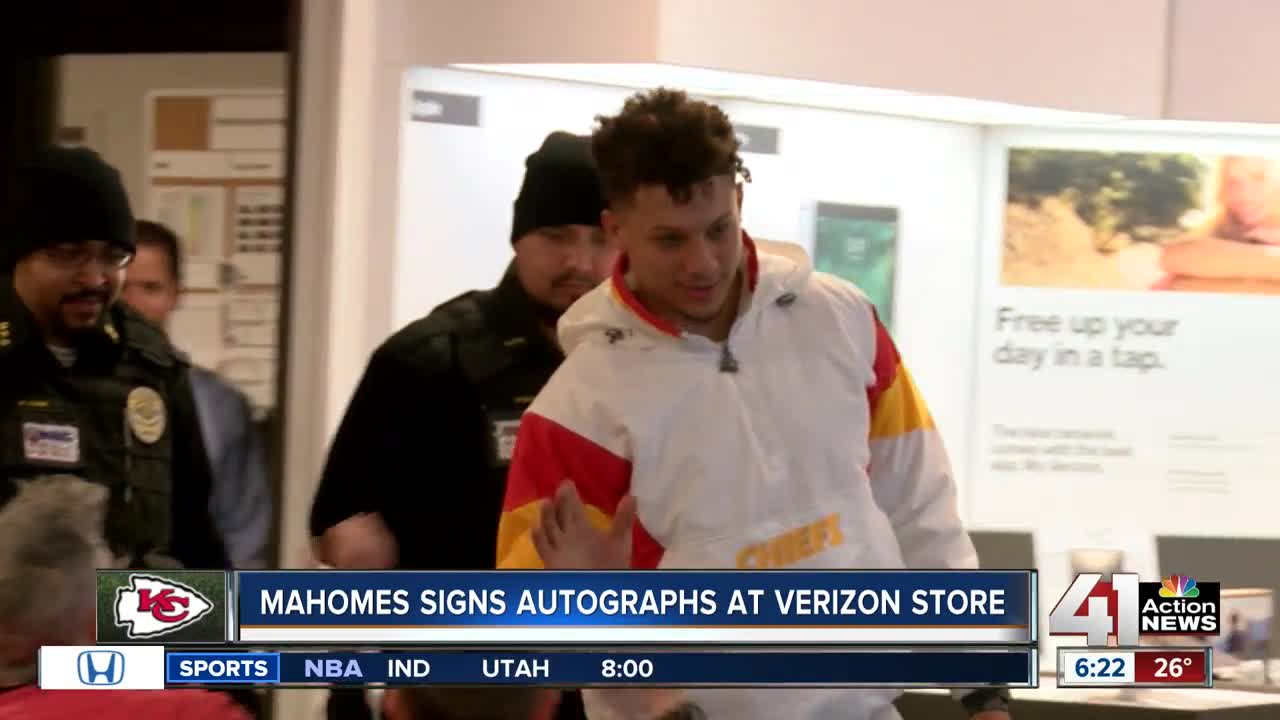 Mahomes appears at Liberty Verizon